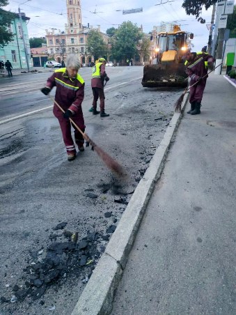 У Харкові ліквідують наслідки атаки дронів